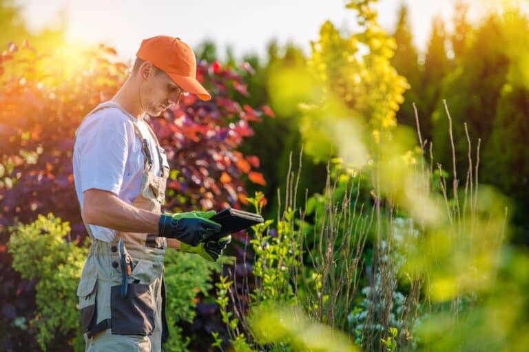 GPS Fleet Tracking for Lawn Care Companies Arkansas Arkansas Lawn Care Fleet Tracking - Field Technician Using ServiceBridge GPS Software